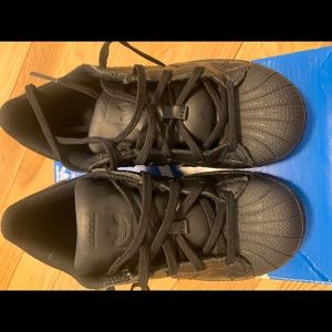 Black Low Top Adidas *Clean*